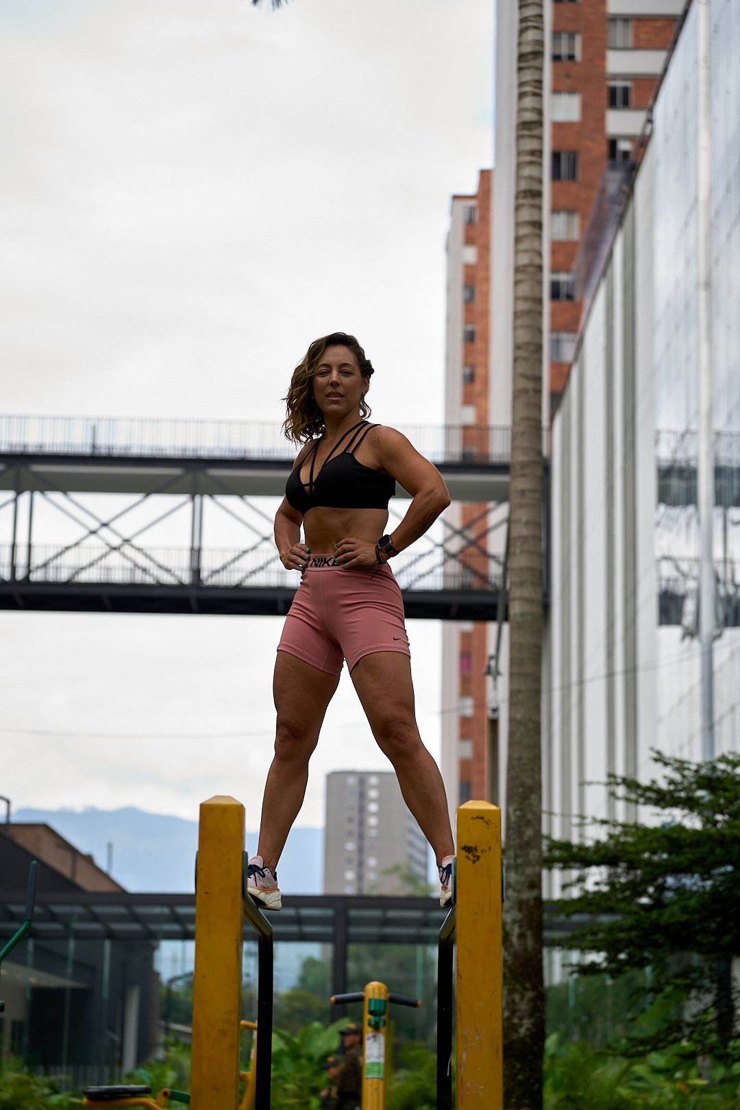 Mónica de pie, fuerte